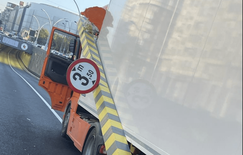 De ce nu a încăput TIR-ul în Pasajul Unirii, Foto: captura Facebook / Daniel Baluta