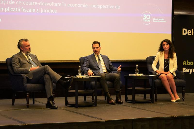 Conferința Deloitte despre cercetare și dezvoltare: Andrei Burz-Pinzaru, Sebastian Burduja, Alexandra Smedoiu, Foto: Deloitte Romania