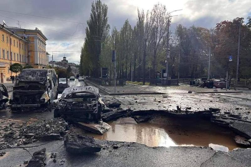 Crater aproape de ambsada României la Kiev, Foto: Ambasada Ucrainei în România