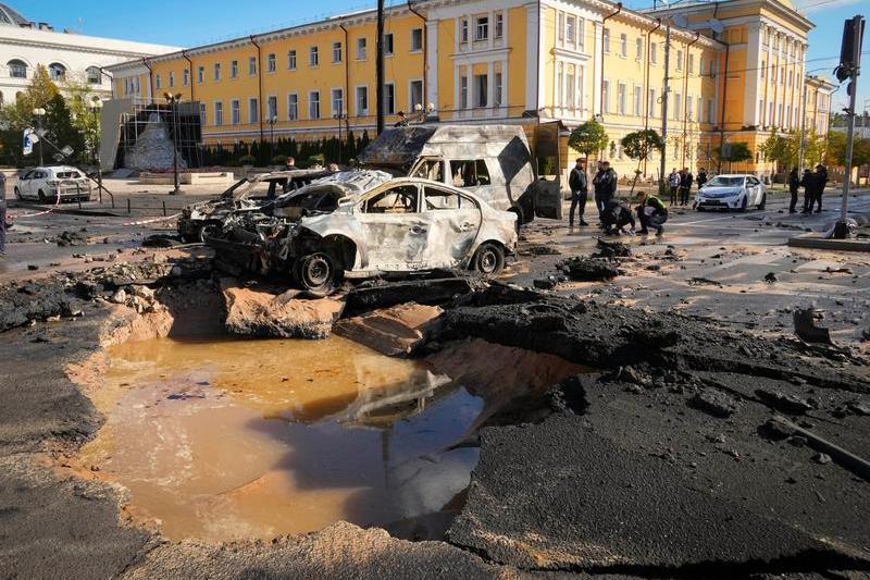 Urmările unui atac cu rachete în centrul Kievului, Foto: Efrem Lukatsky / AP / Profimedia Images