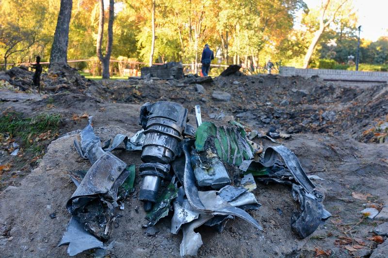 Resturi de rachete rusești într-un parc din centrul Kievului, Foto: Aleksandr Gusev / Zuma Press / Profimedia