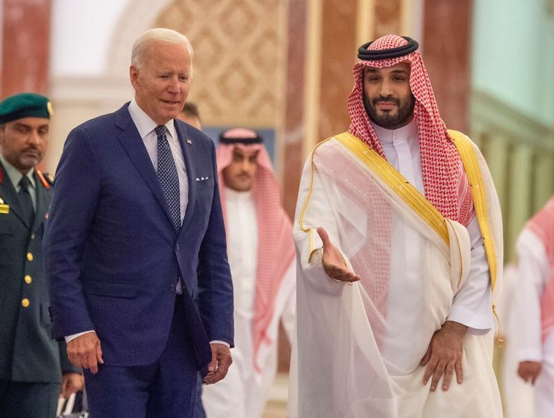 Joe Biden alaturi de printul mostenitor saudit, Mohammad bin Salman, Foto: Saudi Press Agency / UPI / Profimedia Images