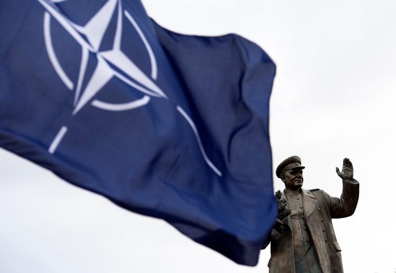 Steagul NATO flutură în apropierea statuii unui controversat mareşal sovietic, statuie ce a fost între timp îndepărtată de autoritățile din Praga, Foto: Šulová Kateřina / ČTK / Profimedia