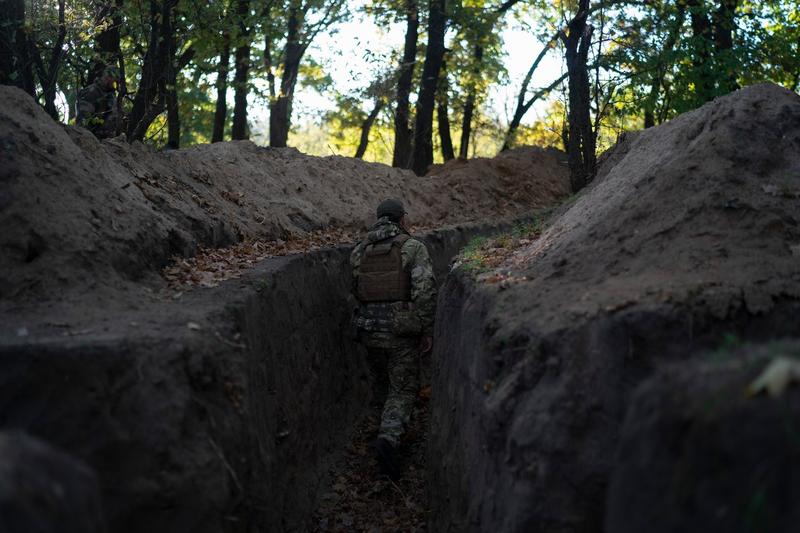 Soldat ucrainean în Herson, într-o tranșee săpată de ruși, Foto: Leo Correa / AP / Profimedia