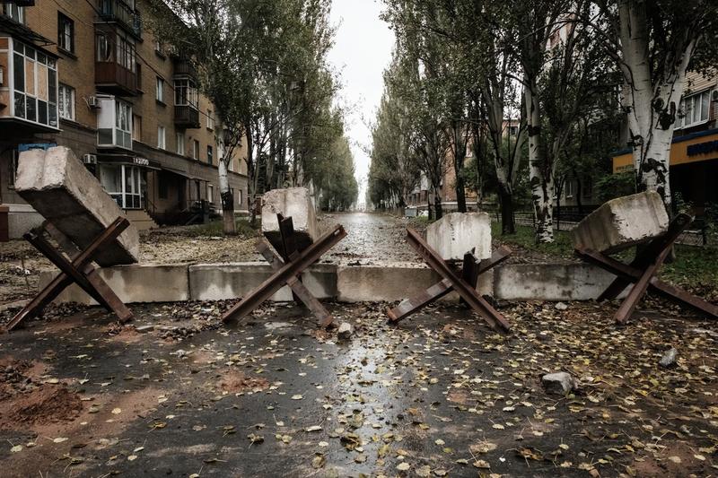 Obstacole antitanc cunoscute cu greutăți de beton sunt amplasate pe o stradă din orașul Bakhmut, aflat pe linia frontului în regiunea Donețk, Foto: Yasuyoshi CHIBA / AFP / Profimedia