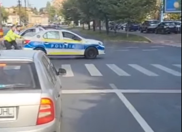 politisti impingand masina de politie, Foto: Captura video