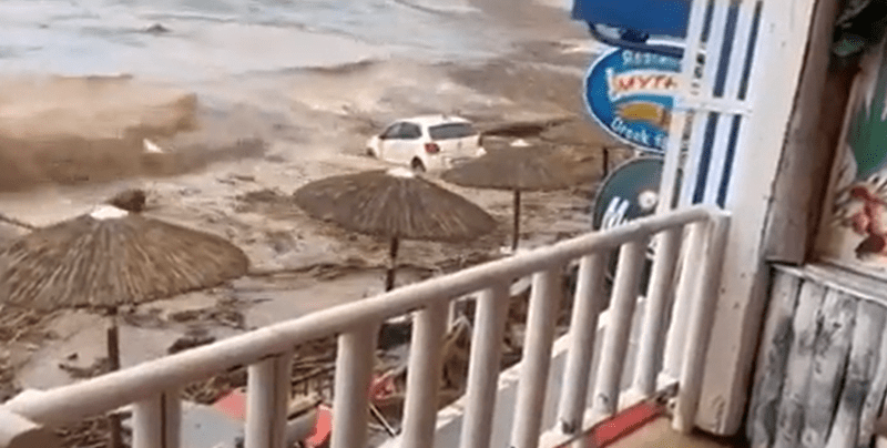 mașină ajunsă in mare in Creta dupa ce a fost luată de ape după ploi torentiale, Foto: Captura video