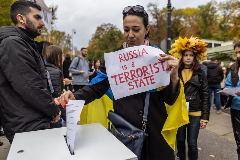 Polonezii au organizat un referendum fictiv privind anexarea ambasadei Rusiei la Varşovia în semn de protest, Foto: Wojtek RADWANSKI / AFP / Profimedia