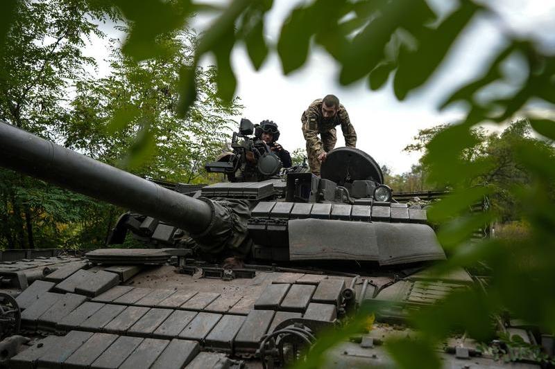 Tanc T-80 capturat de ucraineni în zona orașului Bahmut, Foto: Inna Varenytsia / AP / Profimedia