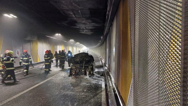 Incendiu Pasajul Unirii - mașina arsă, Foto: ISUBIF