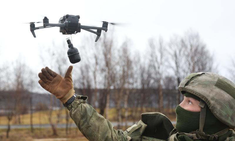 Soldatii rusi invată să folosească o dronă adaptată să care o grenadă - Războiul din Ucraina, Foto: Pavel Lvov / Sputnik / Profimedia