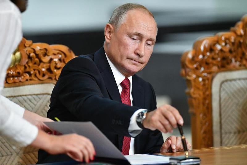 Vladimir Putin semnand un decret, Foto: Maksim Blinov / Sputnik / Profimedia