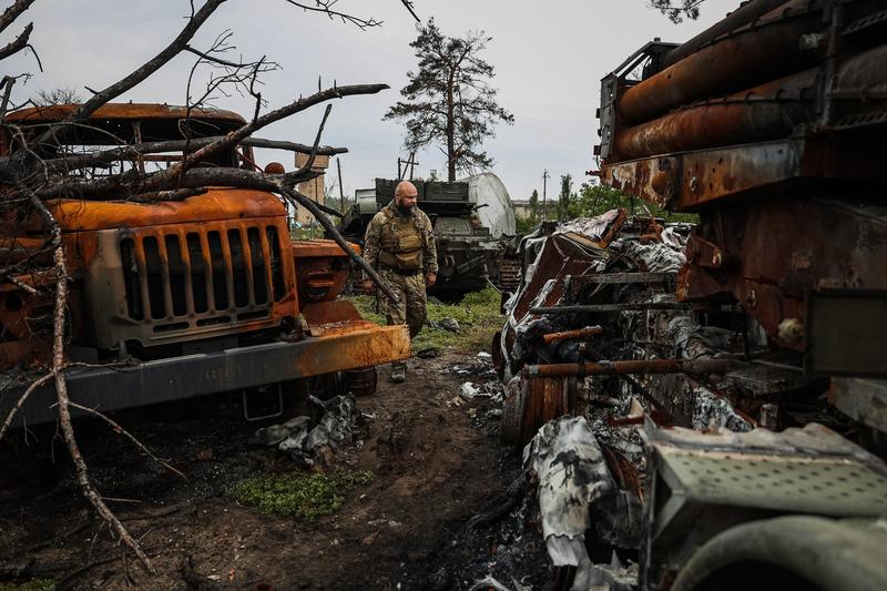 Un soldat ucrainean priveste un lansator rusesc de rachete Uragan distrus in regiunea Donetk, Foto: Anatolii STEPANOV / AFP / Profimedia