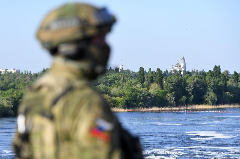 Un militar rus este văzut la barajul de la Canalul Crimeii de Nord, care începe la rezervorul centralei hidroelectrice Kakhovka, Foto: RIA Novosti / Sputnik / Profimedia