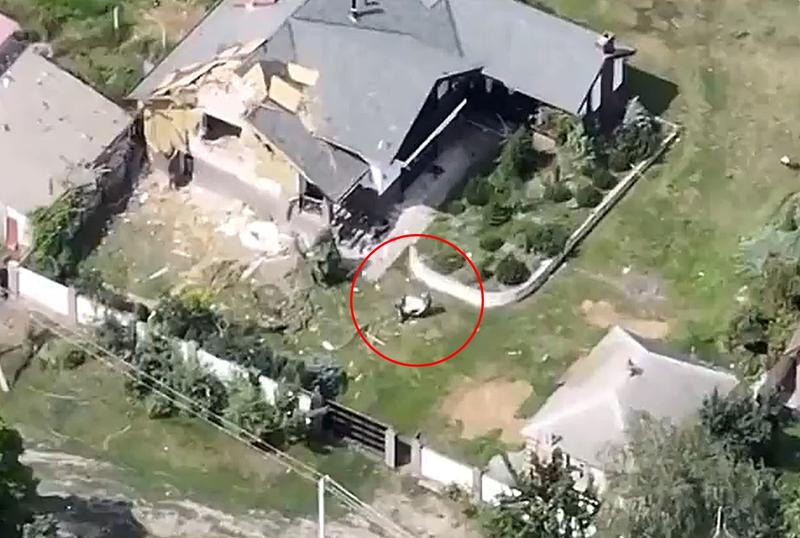 Soldati rusi in timp ce fura o masina de spalat, Foto: Captura video