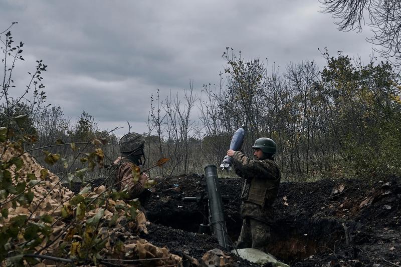 Soldați ucraineni trăgând cu un mortier contra pozițiilor rusești din Bahmut, Foto: LIBKOS / AP / Profimedia