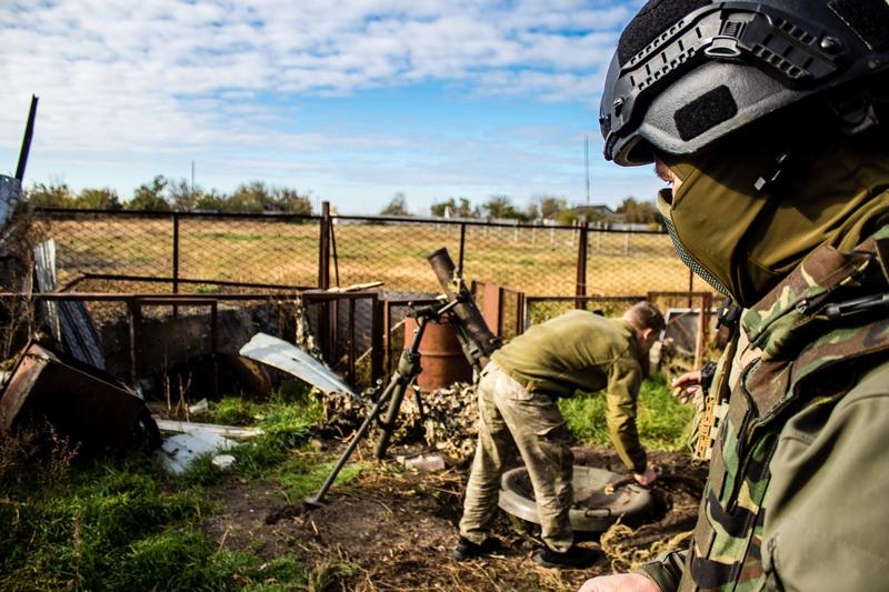 Soldați de infanterie ai armatei ucrainene pe linia frontului, în regiunea Herson, Foto: Jose Breton/NurPhoto / Shutterstock Editorial / Profimedia