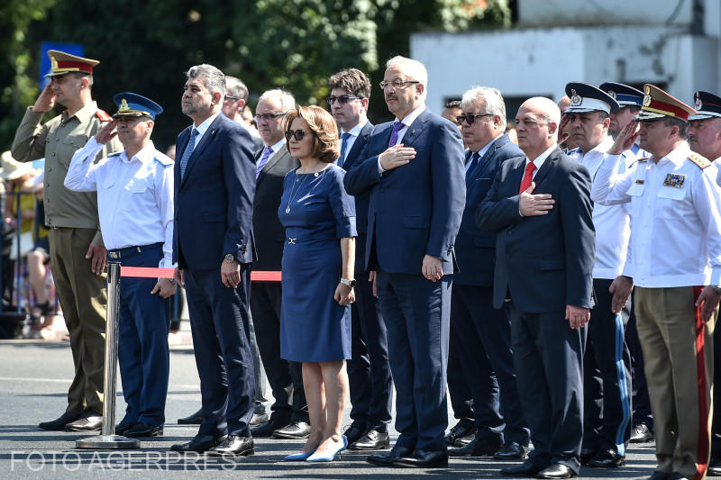 Vasile Dîncu, alături de Marcel Ciolacu la o ceremonie militară, Foto: AGERPRES