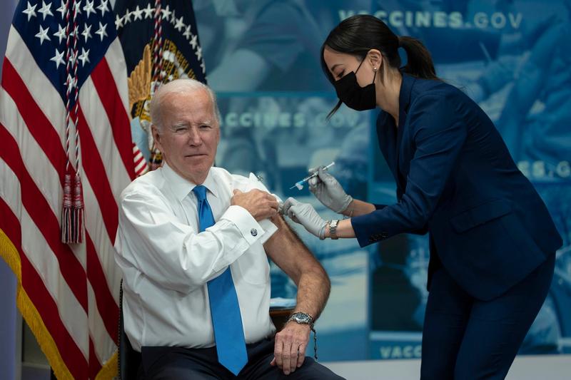 Joe Biden s-a vaccinat cu o noua doza „booster” a vaccinului anti-Covid, Foto: Chris Kleponis-CNP-startraksphoto.com / INSTAR Images / Profimedia