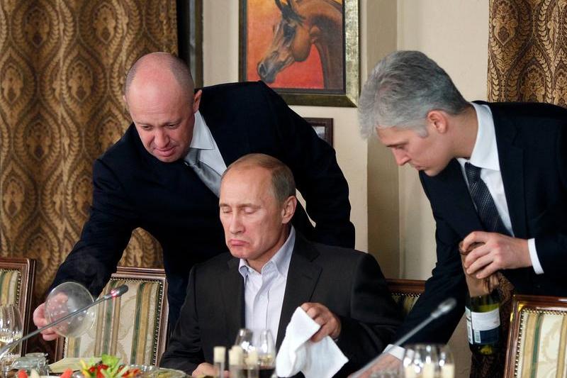 Evgheni Prigojin (stanga) alaturi de Putin in 2011, Foto: Misha Japaridze / Associated Press / Profimedia Images