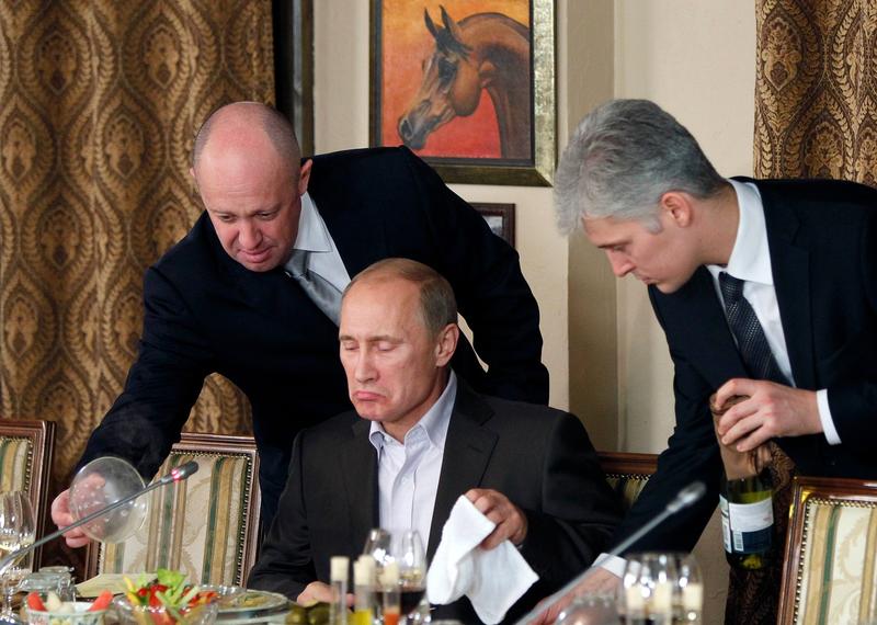Evgheni Prigojin (stanga) alaturi de Putin in 2011, Foto: Misha Japaridze / Associated Press / Profimedia Images