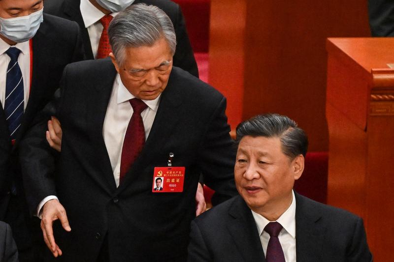 Fostul președinte Hu Jintao, scos din sală la Congresul Partidului Comunist Chinez, Foto: Noel Celis / AFP / Profimedia