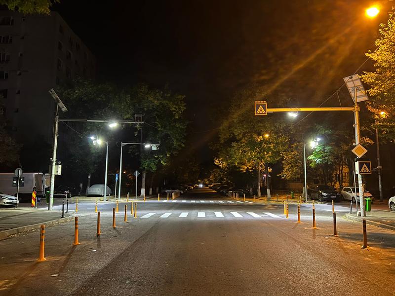 Trecere de pietoni suprailuminată și cu stâlpișori în Sectorul 6, Foto: Hotnews