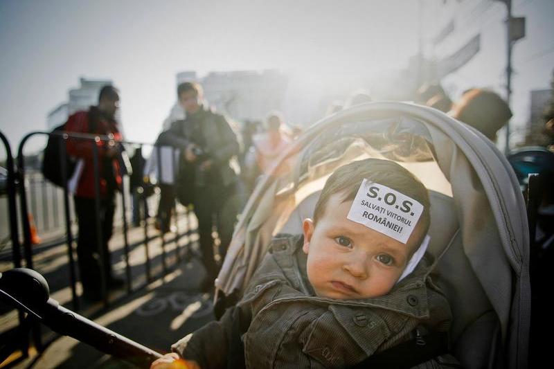 Protest in Bucuresti, din 2010, impotriva scurtarii perioadei in care femeile primesc ajutor maternal (fotografie ilustrativa), Foto: Mihai Barbu/ AP/ Profimedia