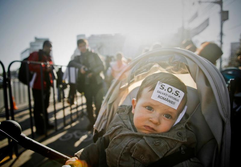 Protest in Bucuresti, din 2010, impotriva scurtarii perioadei in care femeile primesc ajutor maternal (fotografie ilustrativa), Foto: Mihai Barbu/ AP/ Profimedia