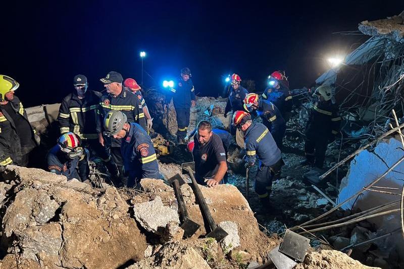 Salvatorii au căutat turiștii sub dărâmături pe insula Creta, unde o stâncă a distrus mai multe camere ale unui hotel, Foto: Jason Tavlas / AFP / Profimedia