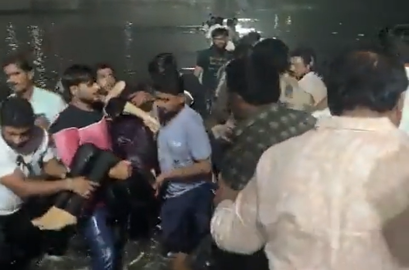 oameni au sarit sa scoata victimele din apa dupa ce un pod suspendat s-a prabusit in India, Foto: Captura video