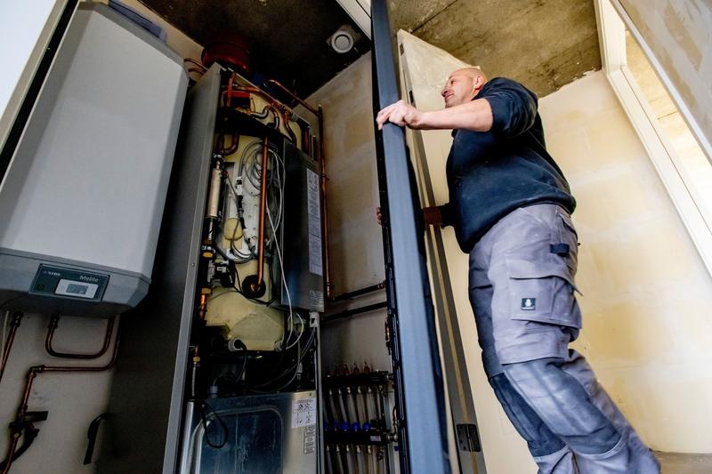 Instalator la lucru, Foto: Robin Utrecht / Shutterstock Editorial / Profimedia