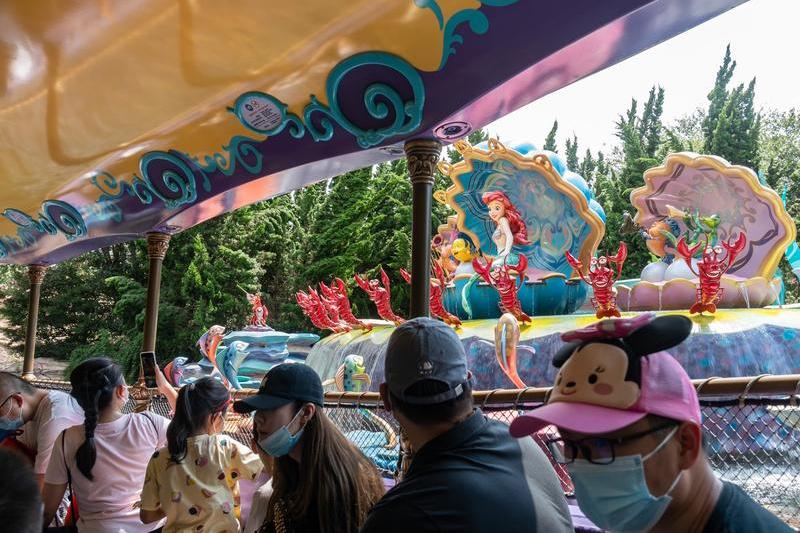 Vizitatori ai parcului de distractii Disney din Shanghai, Foto: Wang Gang / ChinaImages / Profimedia