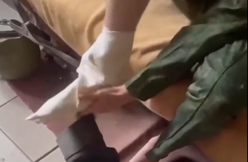 soldat rus incercand sa isi infasoare piciorul in panza (portyanki), Foto: Captura video