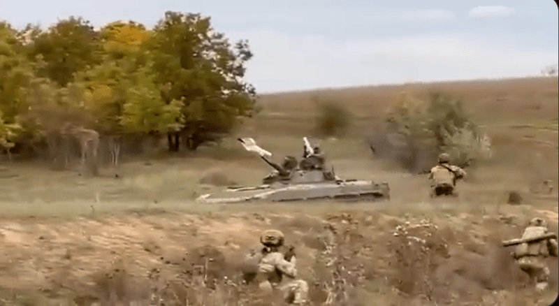 soldati rusi s-au predat in Herson cu tot cu blindat, Foto: Captura video