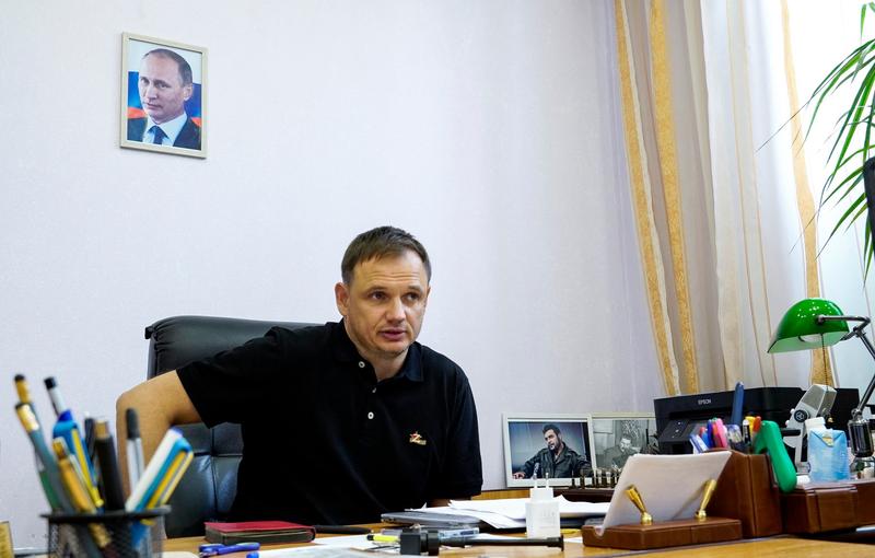 ​Kirill Stremousov, șeful adjunct al administrației regionale instalate de ruși în Herson, in biroul sau, cu un portret al lui Putin pe perete, Foto: STRINGER / AFP / Profimedia