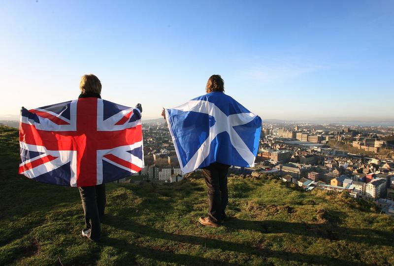 Steagurile Marii Britanii și Scoției, lângă Edinburgh, Foto: David Cheskin / PA Images / Profimedia