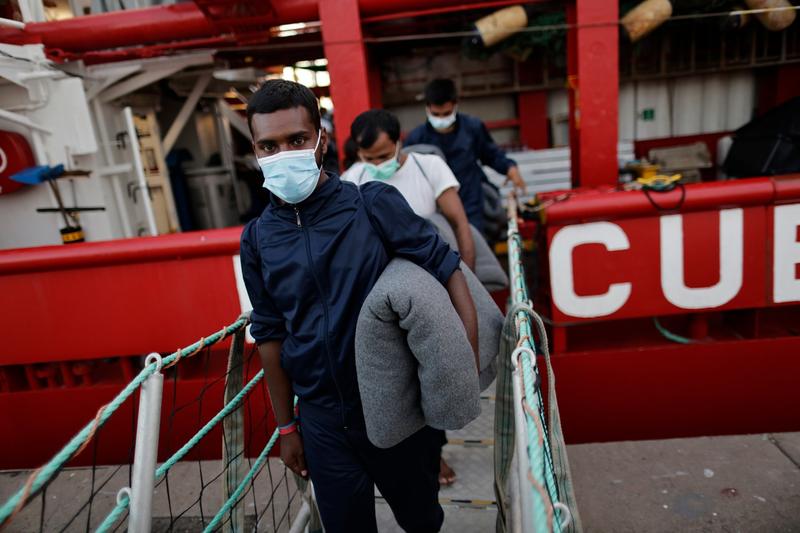 Migranti coborand de pe nava „Ocean Viking”, Foto: Jeremias Gonzalez / AFP / Profimedia Images