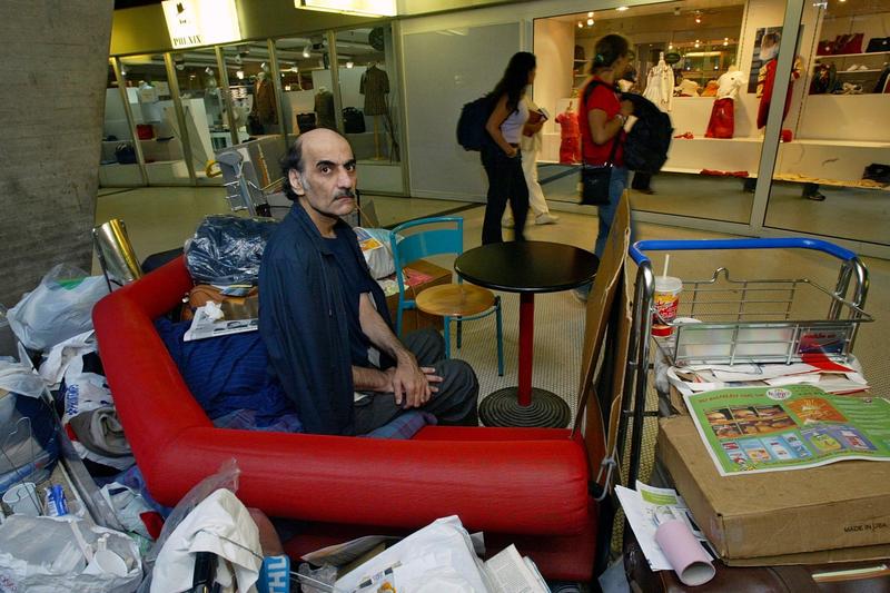 Merhan Karimi Nasseri, iranianul care a locuit 18 ani pe aeroportul Charles de Gaulle si a inspirat filmul „Terminalul”, a murit, Foto: Michel Euler / AP / Profimedia