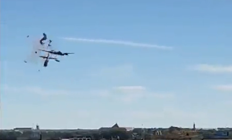 doua avioane din perioada celui de-al Doilea Razboi Mondial s-au ciocnit la un spectacol aviatic, Foto: Captura video