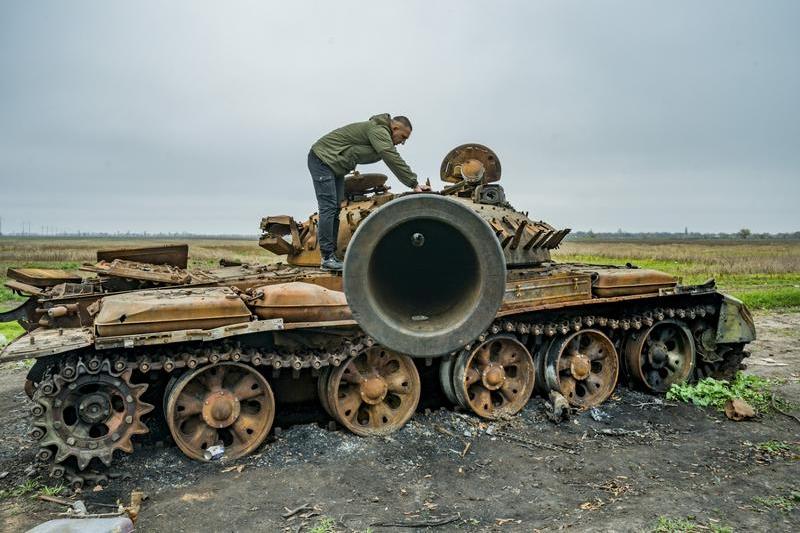 Tanc rusesc distrus pe câmpul de luptă în regiunea Herson, Foto: Celestino Arce/NurPhoto / Shutterstock Editorial / Profimedia