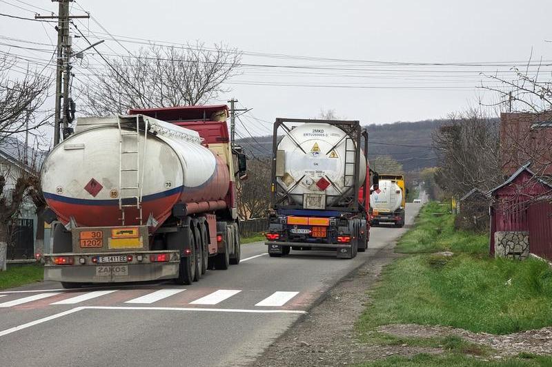 Depășire între TIR-uri pe o trecere de pietoni, pe Drumul județean DJ209D din Suceava, Foto: Hotnews