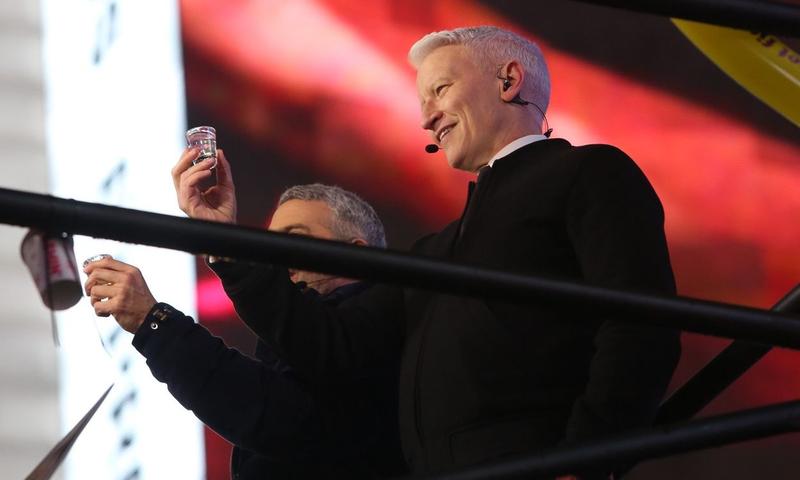 Andy Cohen și Anderson Cooper au băut shoturi în direct în ajunul Anului Nou în 2019, Foto: INSTARimages.com / INSTAR Images / Profimedia