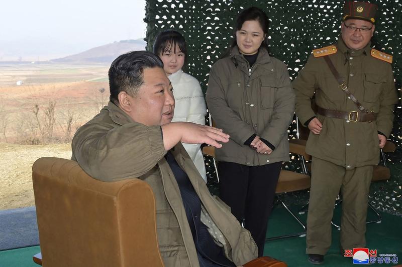 Kim Jong un alături de soția di fiica sa, Foto: STR / AFP / Profimedia