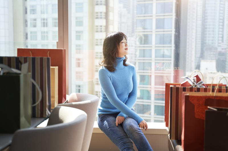 Femeie din Japonia purtând un pulover pe gât, Foto: Imtmphoto | Dreamstime.com