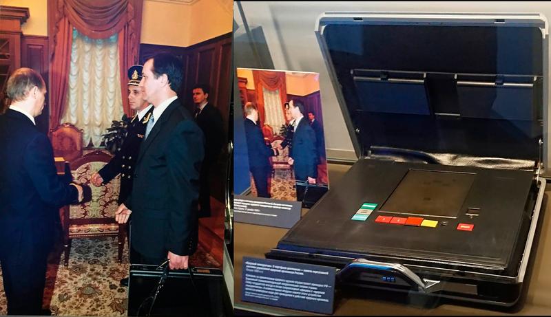 Momentul în care Vladimir Putin a primit servieta nucleară a lui Boris Elțîn, care acum este expusă la Centrul Elțîn din Ekaterinburg, Foto: Stanislav Kozlovskiy / WillWest News / Profimedia