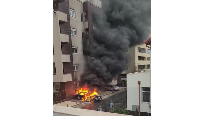 Mașină în flăcări în Cartierul Francez, Foto: Captură video Newsweek