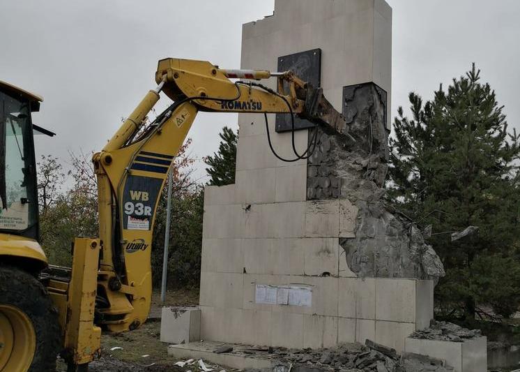 Demolare statuie Universitatea Bioterra, Foto: Facebook/Clotilde Armand