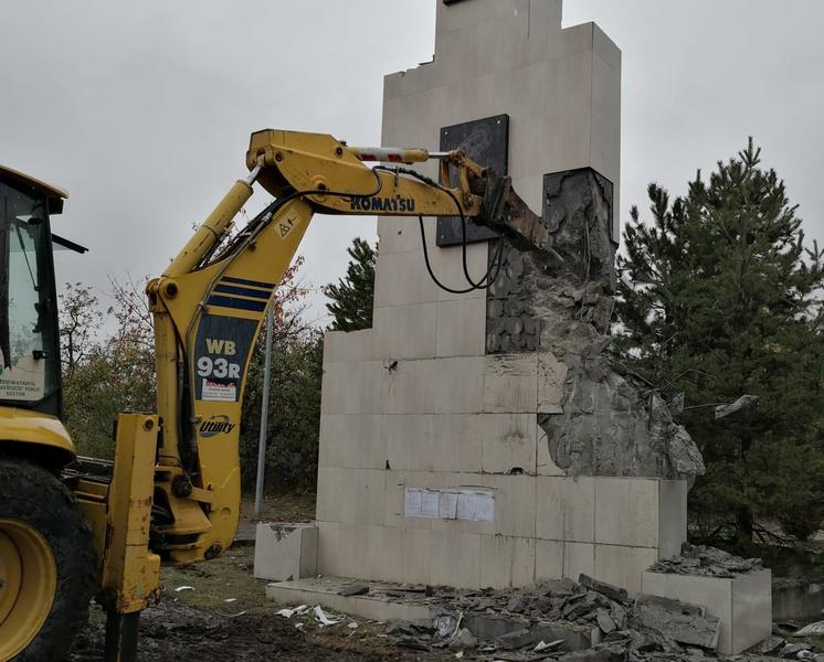 Demolare statuie Universitatea Bioterra, Foto: Facebook/Clotilde Armand