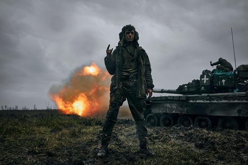 Soldat ucrainean lângă un tanc T-80 capturat de la ruși și folosit pe frontul din Donețk, Foto: LIBKOS / AP / Profimedia